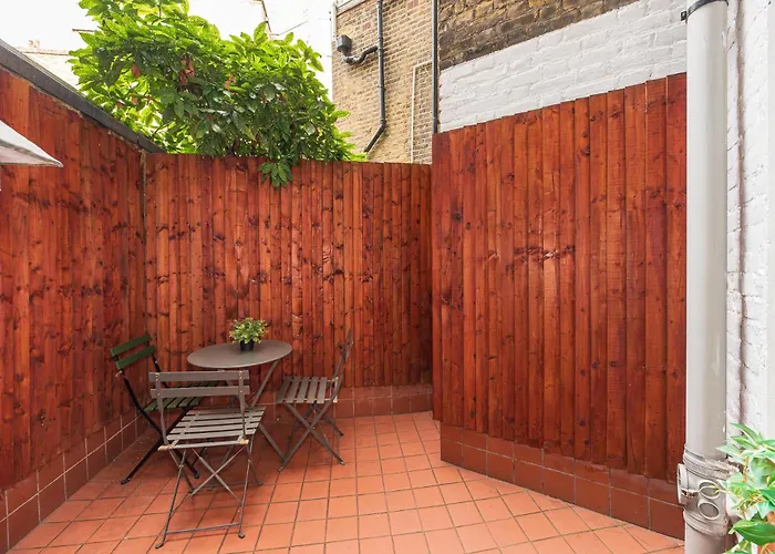 3 Bedroom Apartment With Private Terrace In Pimlico, Westminster, Victoria